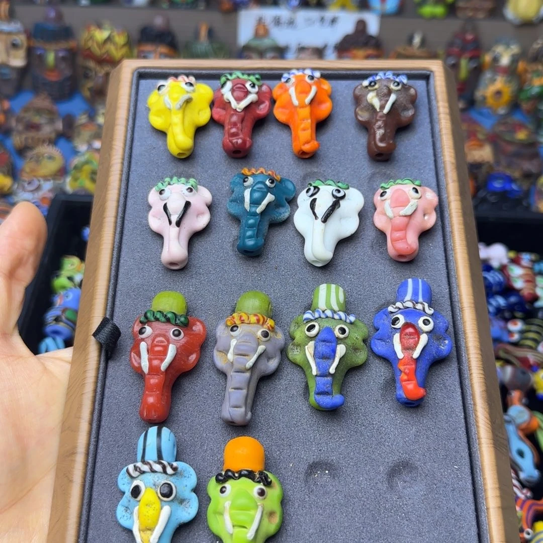 琉璃非金属玻璃颈饰小象一个