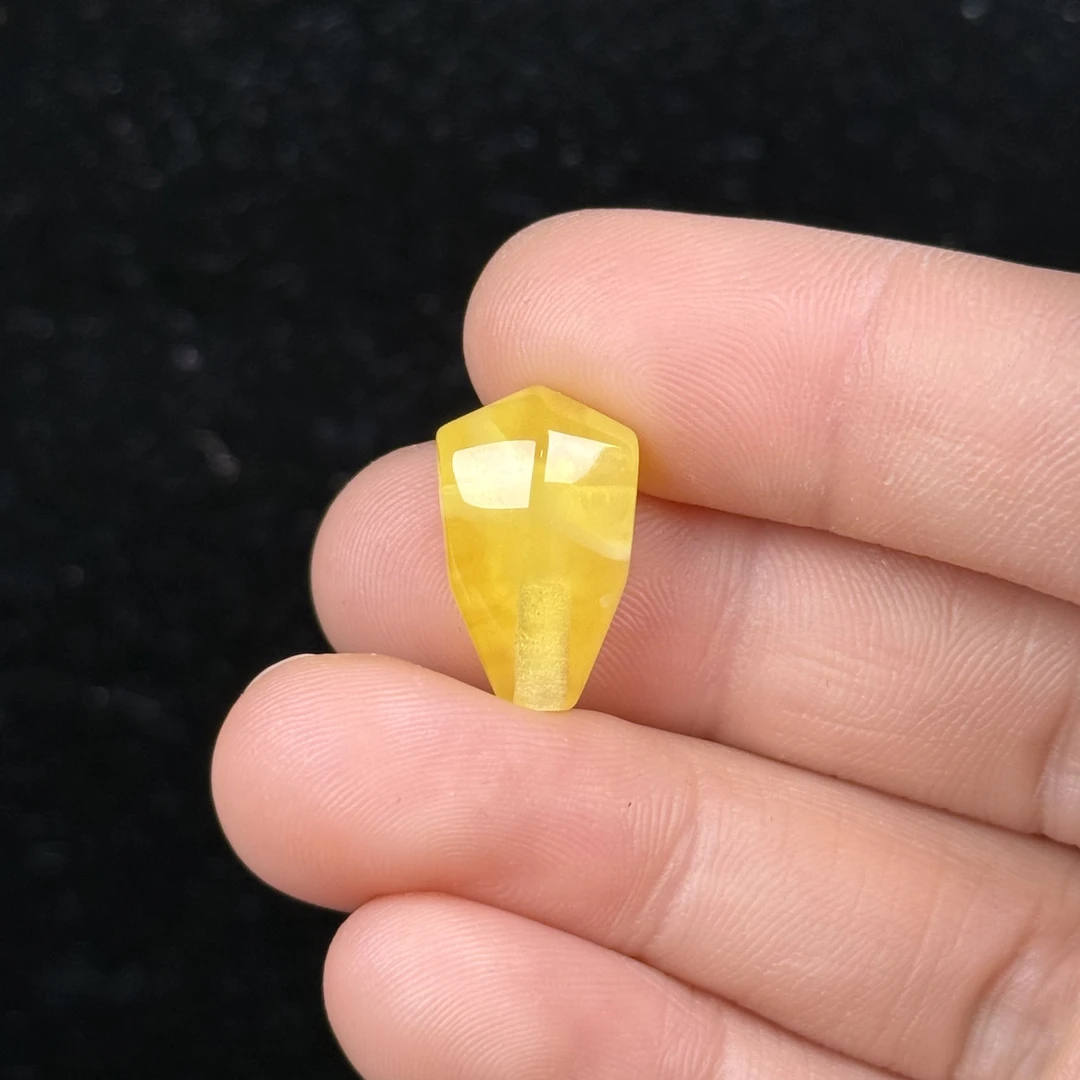 R2744天然蜜蜡俄料三通10.8*17.7mm 0.9克