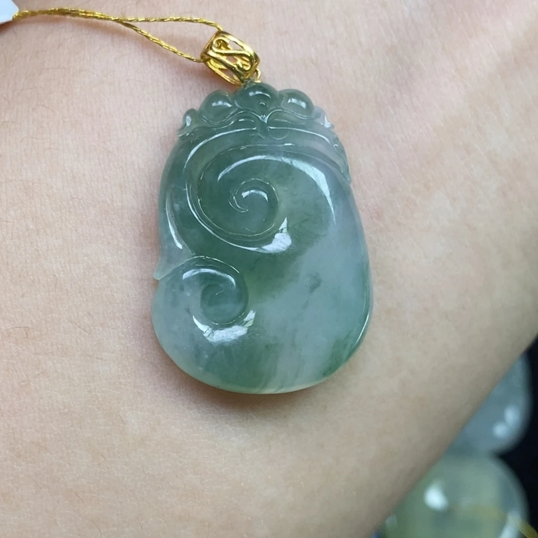 翡翠18K金镶嵌颈饰如意