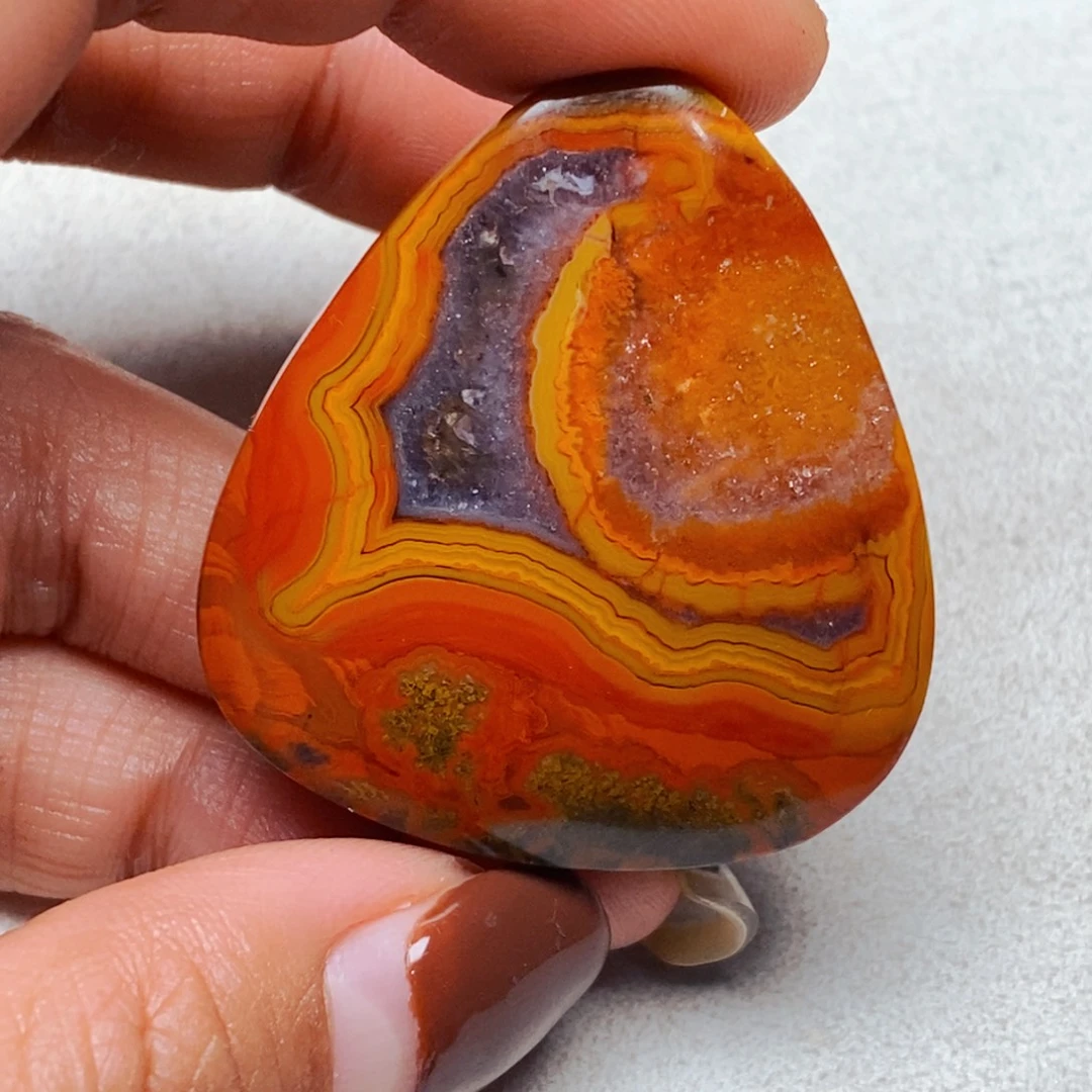 李***发玛瑙/玉髓未镶嵌颈饰