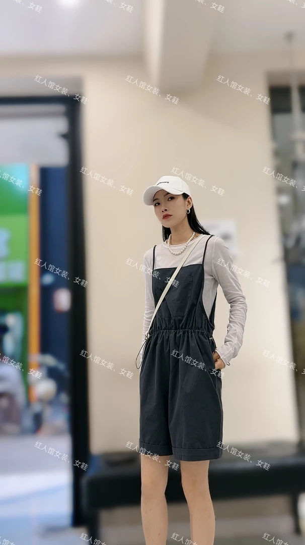 825韩风减龄休闲灰色背带短裤20