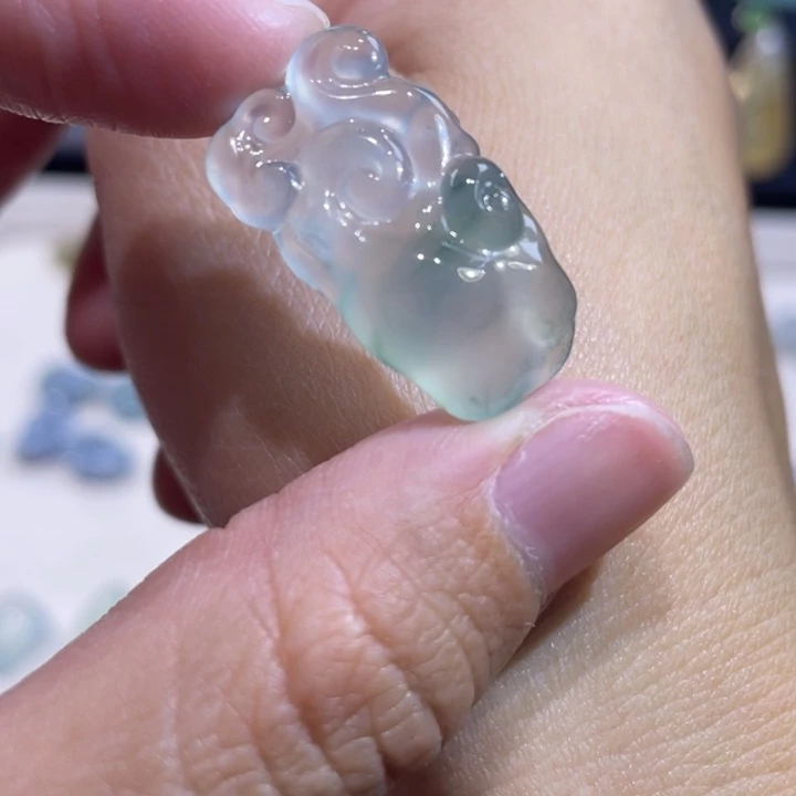 翡翠未镶嵌颈饰如意