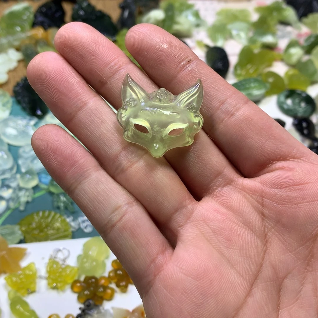 岫玉颈饰未镶嵌狐狸面具