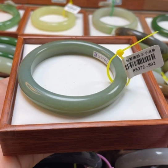 【闪购商品】和田玉手镯未镶嵌56