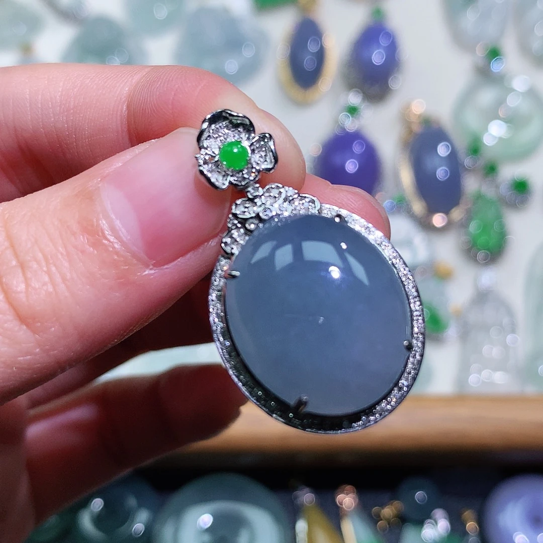 翡翠18K金镶嵌颈饰