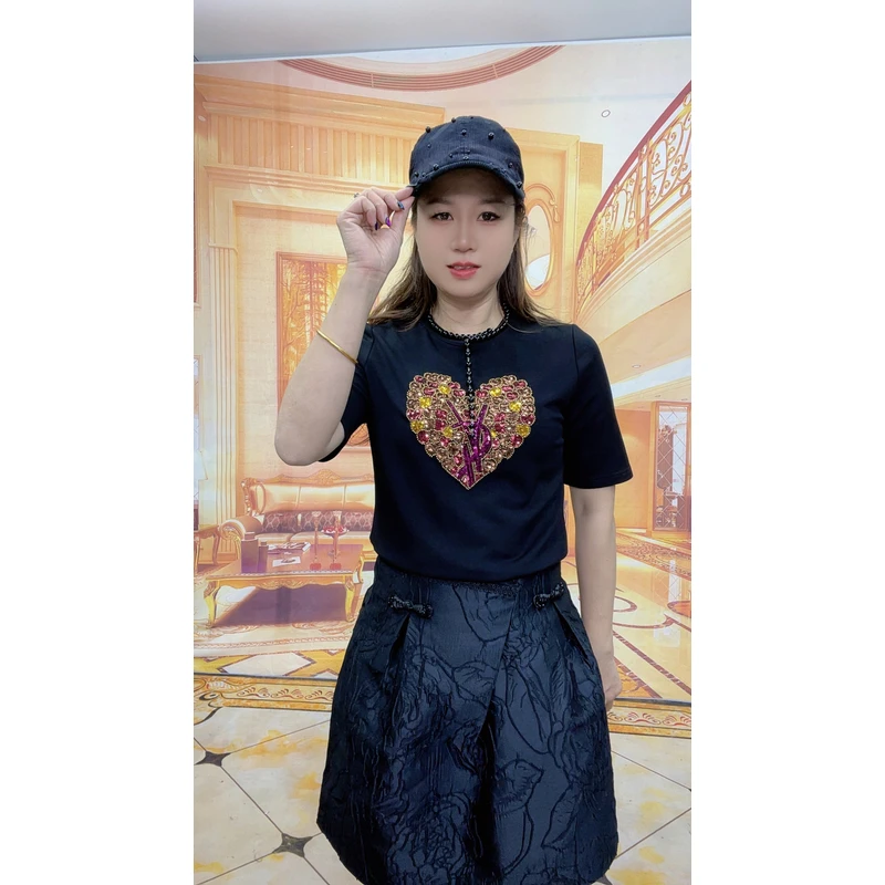 8825夏季圆领显瘦短袖T恤休闲女新款爱心花朵绣