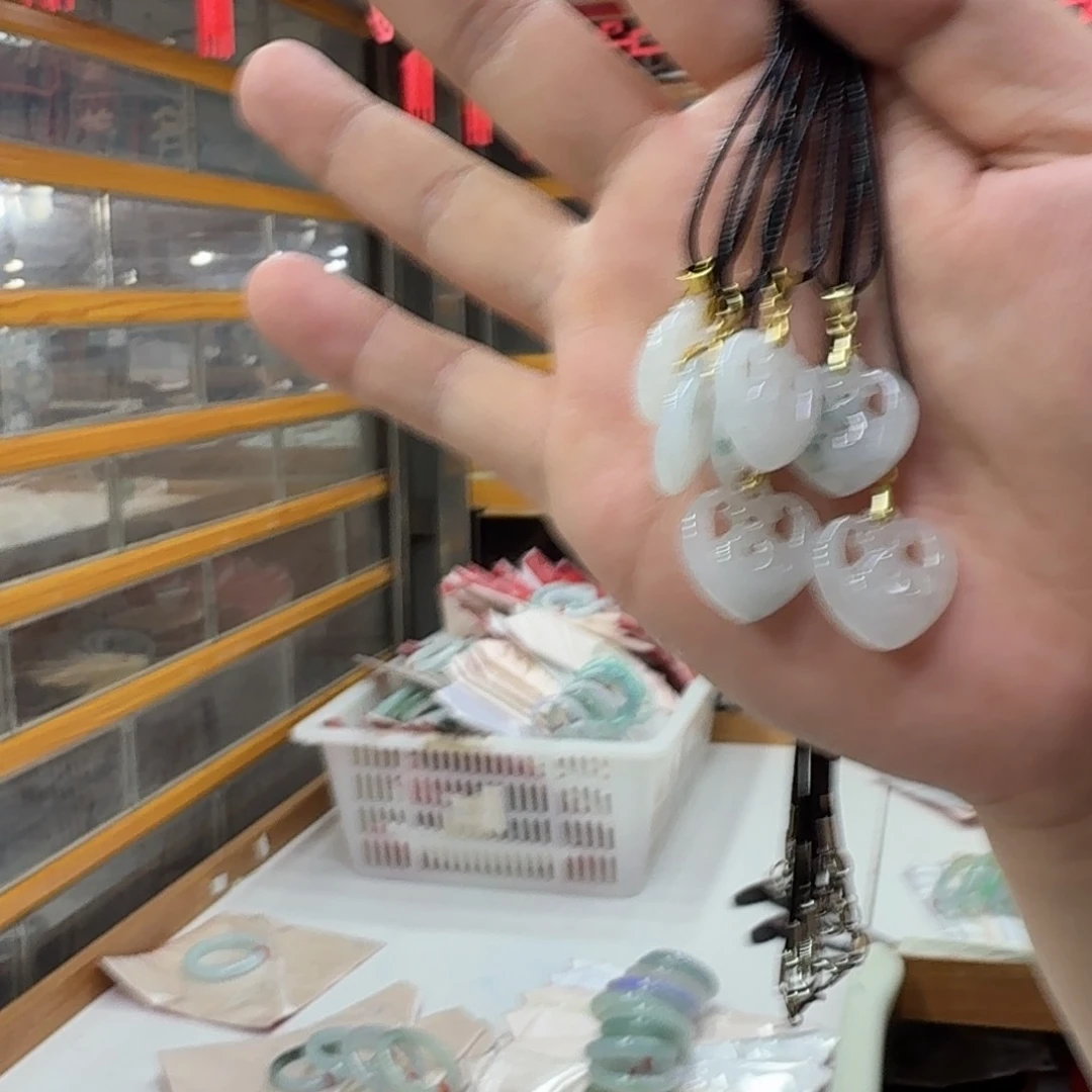 翡翠未镶嵌颈饰多样性发一