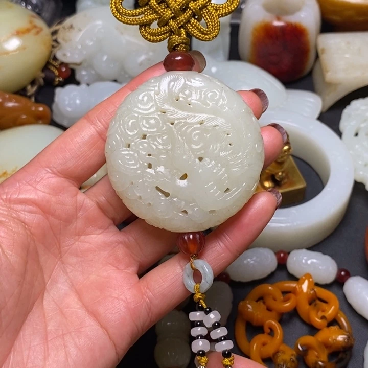 和田玉未镶嵌把件