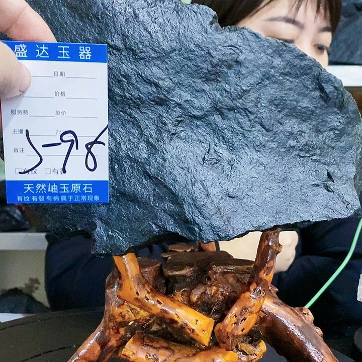 蛇纹石玉原石未镶嵌雾**花