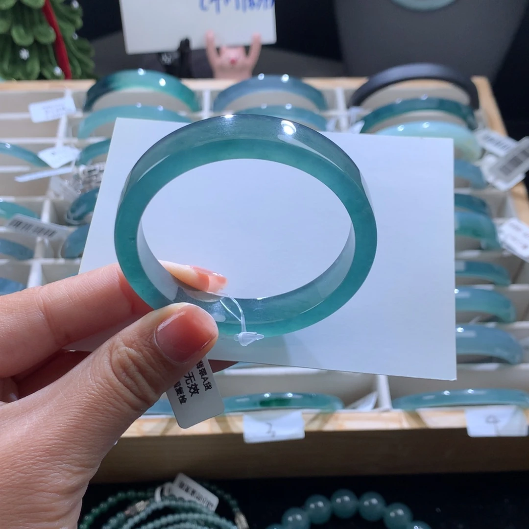 ****L翡翠未镶嵌手镯海蓝之谜