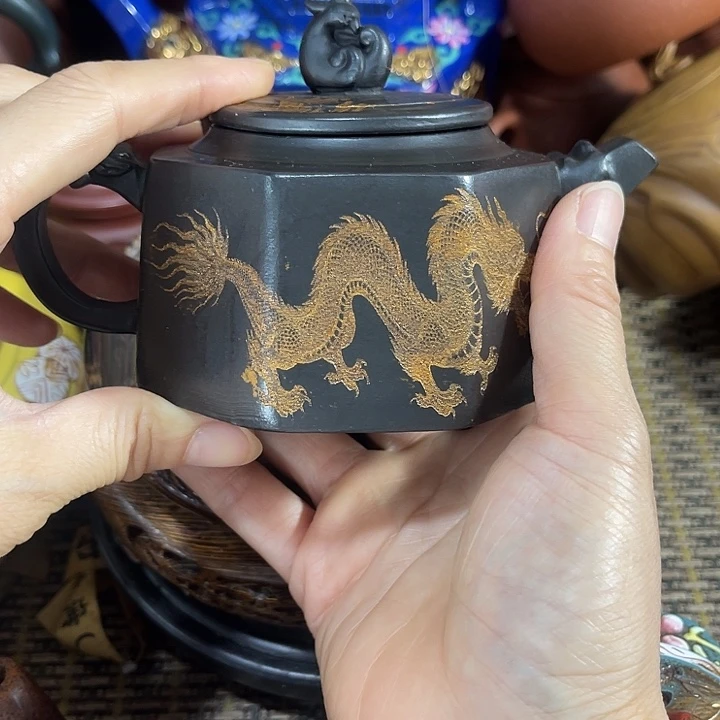茶壶紫砂原矿泥料手工制作的一把紫砂壶。