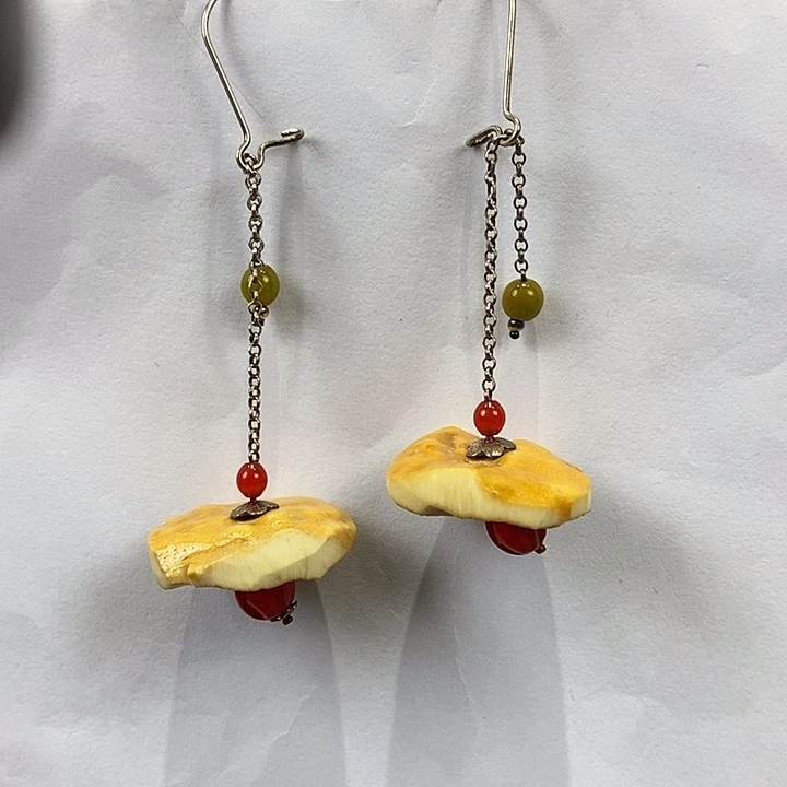 琥珀未镶嵌颈饰多人