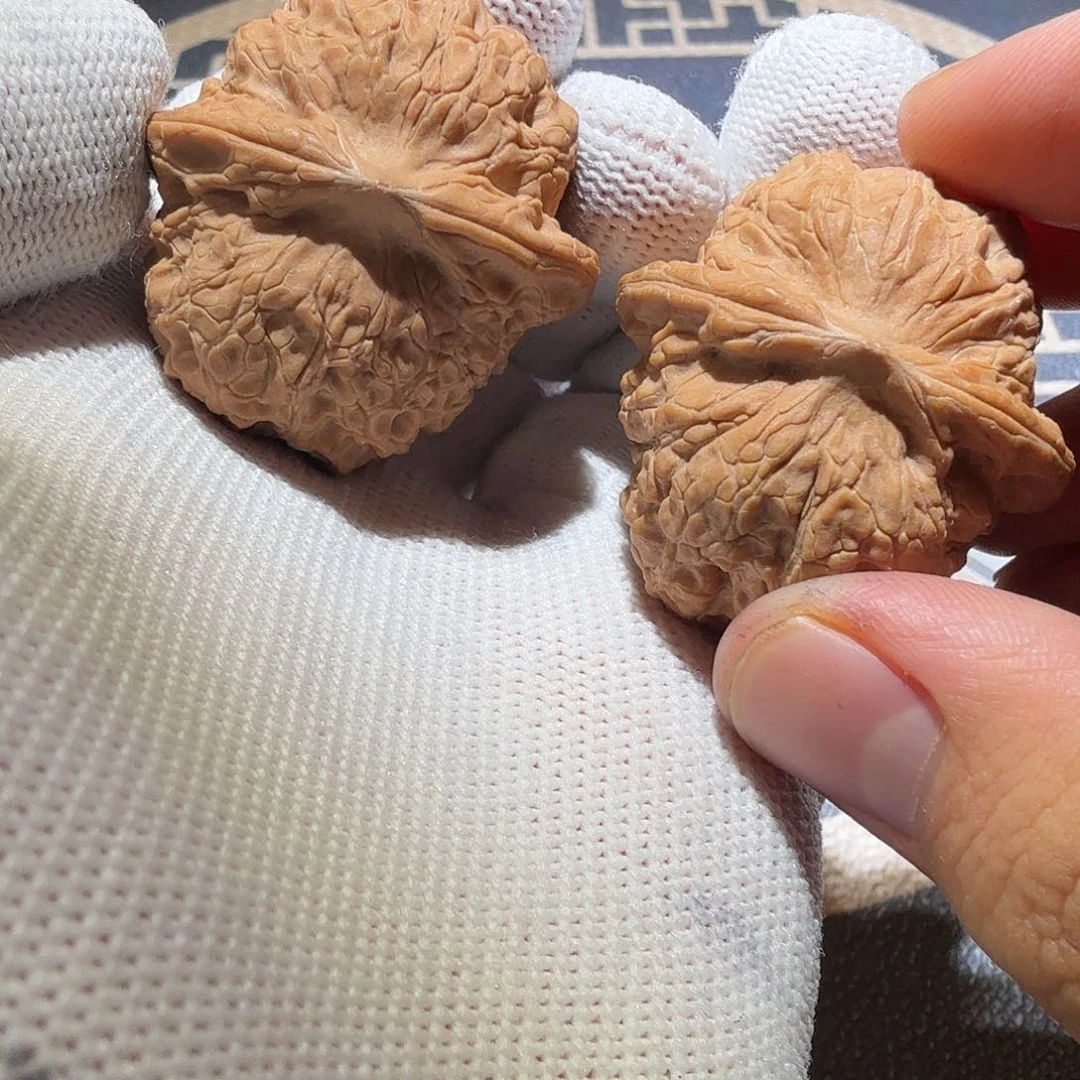 文玩核桃吊坠血麒麟