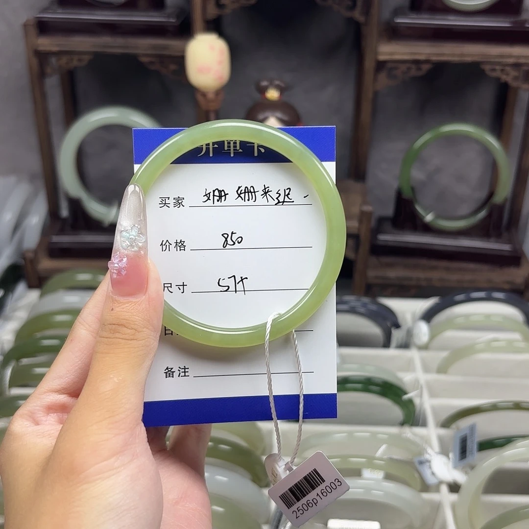 和田玉手镯未镶嵌姗**迟
