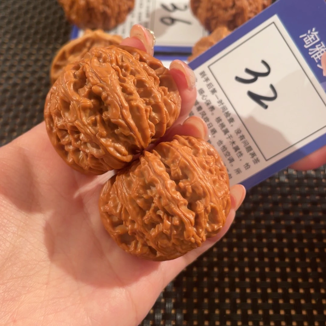 文玩核桃把件32号43尺白狮子