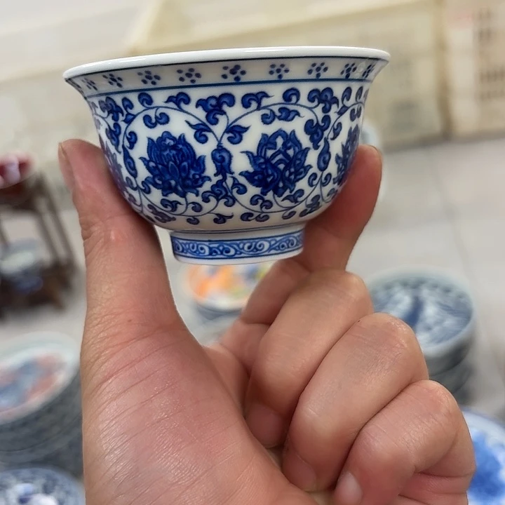 瓷片青花缠枝莲压手主人杯景德镇