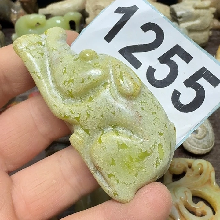 透闪石-蛇纹石玉未镶嵌颈饰