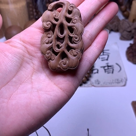 檀香木吊坠老山檀香满工镂空灵芝
