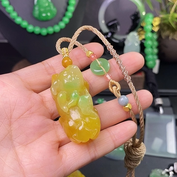 翡翠未镶嵌吊坠(赠链)