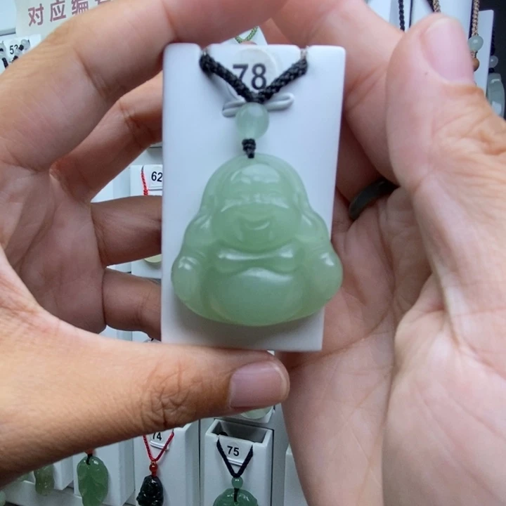 随***行颈饰未镶嵌石英质玉