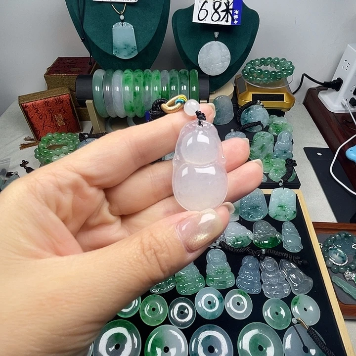 翡翠未镶嵌颈饰葫芦