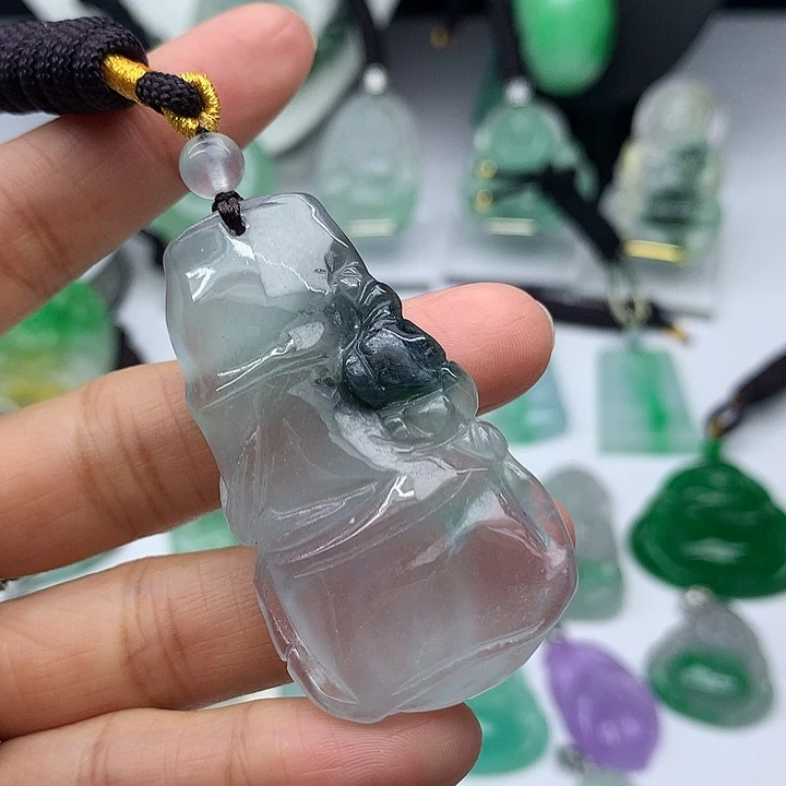 翡翠未镶嵌吊坠(赠链)