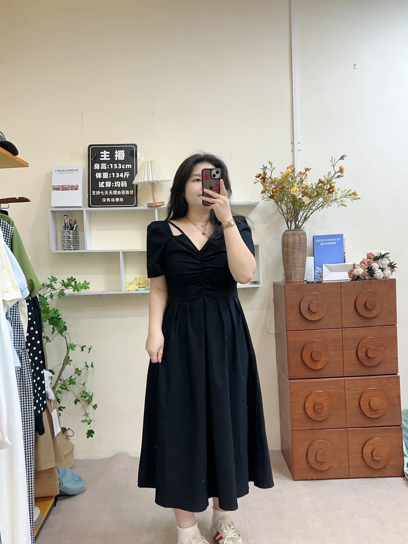 黑色显瘦V领连衣裙