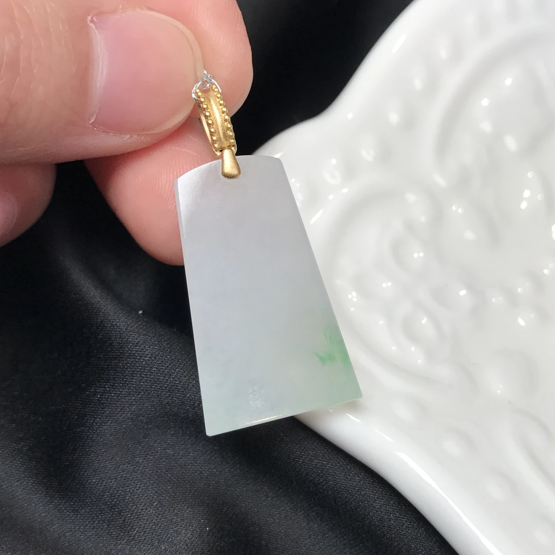 天然翡翠白冰飘绿无事牌