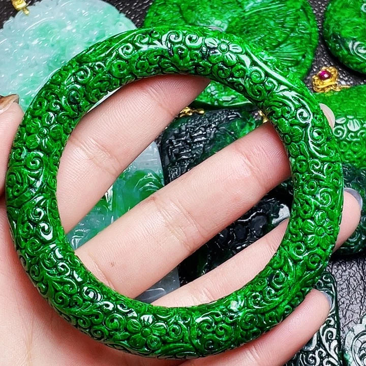 翡翠未镶嵌颈饰多样性