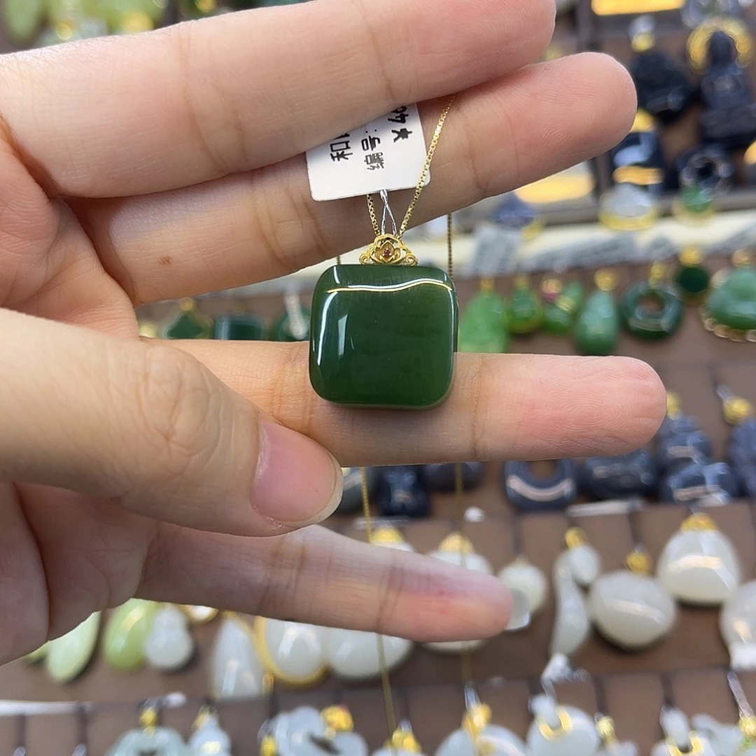 和田玉18K金镶嵌吊坠(赠链)