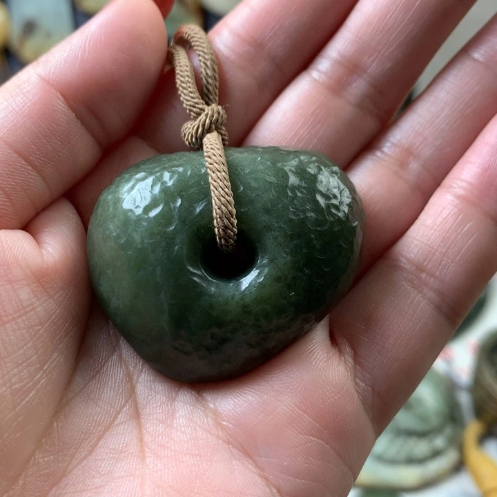 透闪石质玉挂件未镶嵌