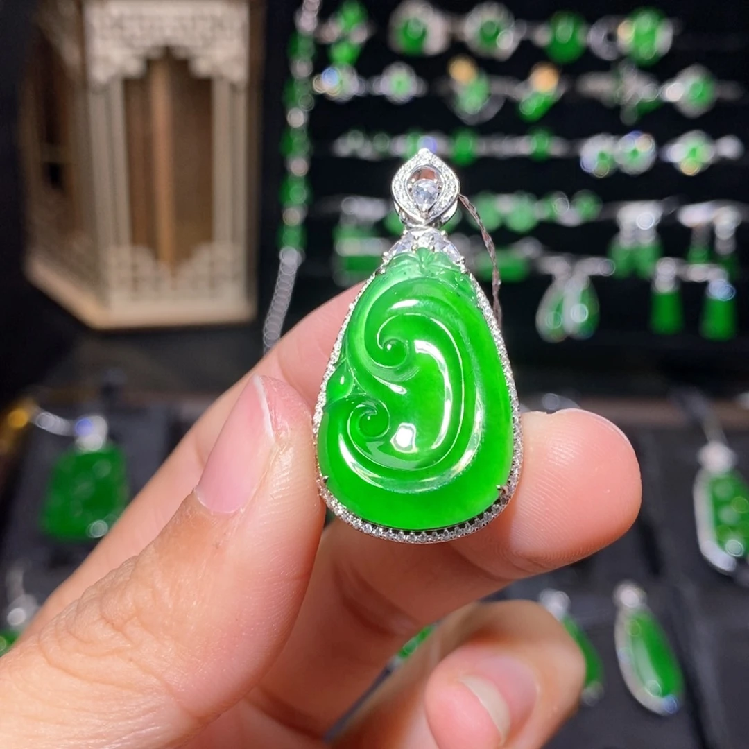 颈饰18K金镶嵌翡翠如意吊坠