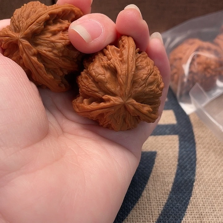 周***》吊坠文玩核桃白狮子