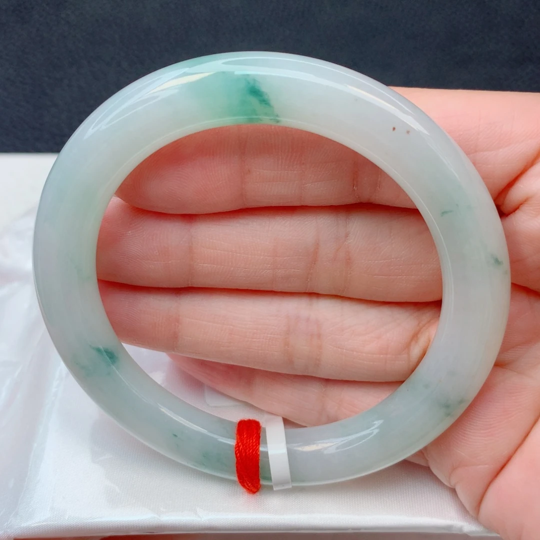 翡翠未镶嵌手镯55圆条 细糯化飘绿花有棉点