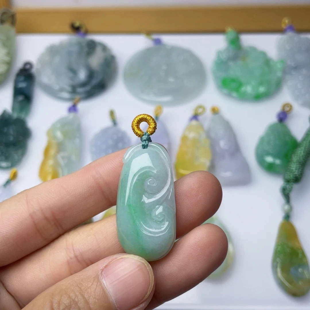 翡翠未镶嵌颈饰如意