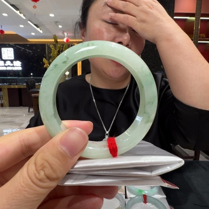 是***猪翡翠未镶嵌手镯芙蓉绿52.8福利不退不换
