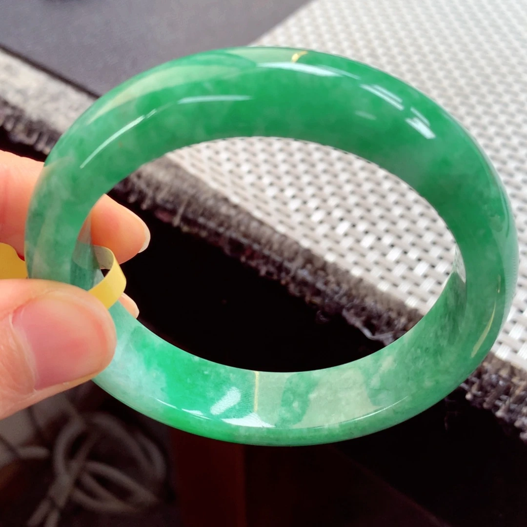 翡翠手镯未镶嵌缅甸