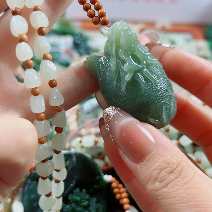 和田玉未镶嵌颈饰