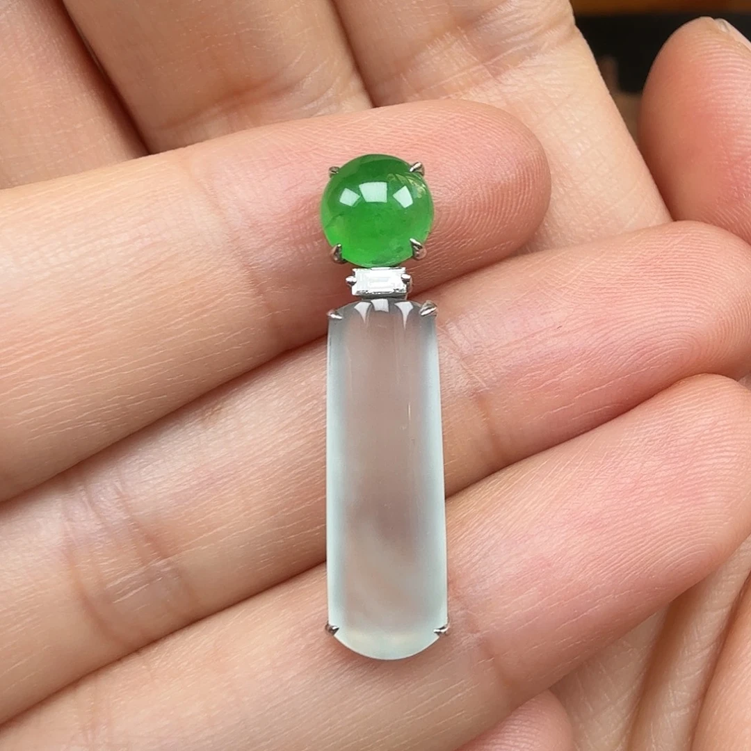 翡翠18K金镶嵌颈饰无事牌