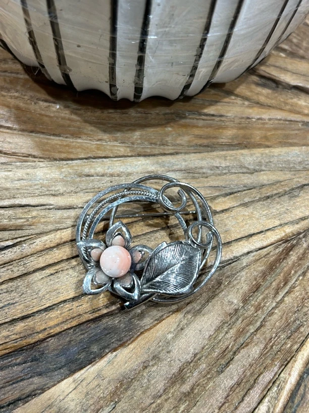 99新  银色花朵圆形胸针 15035