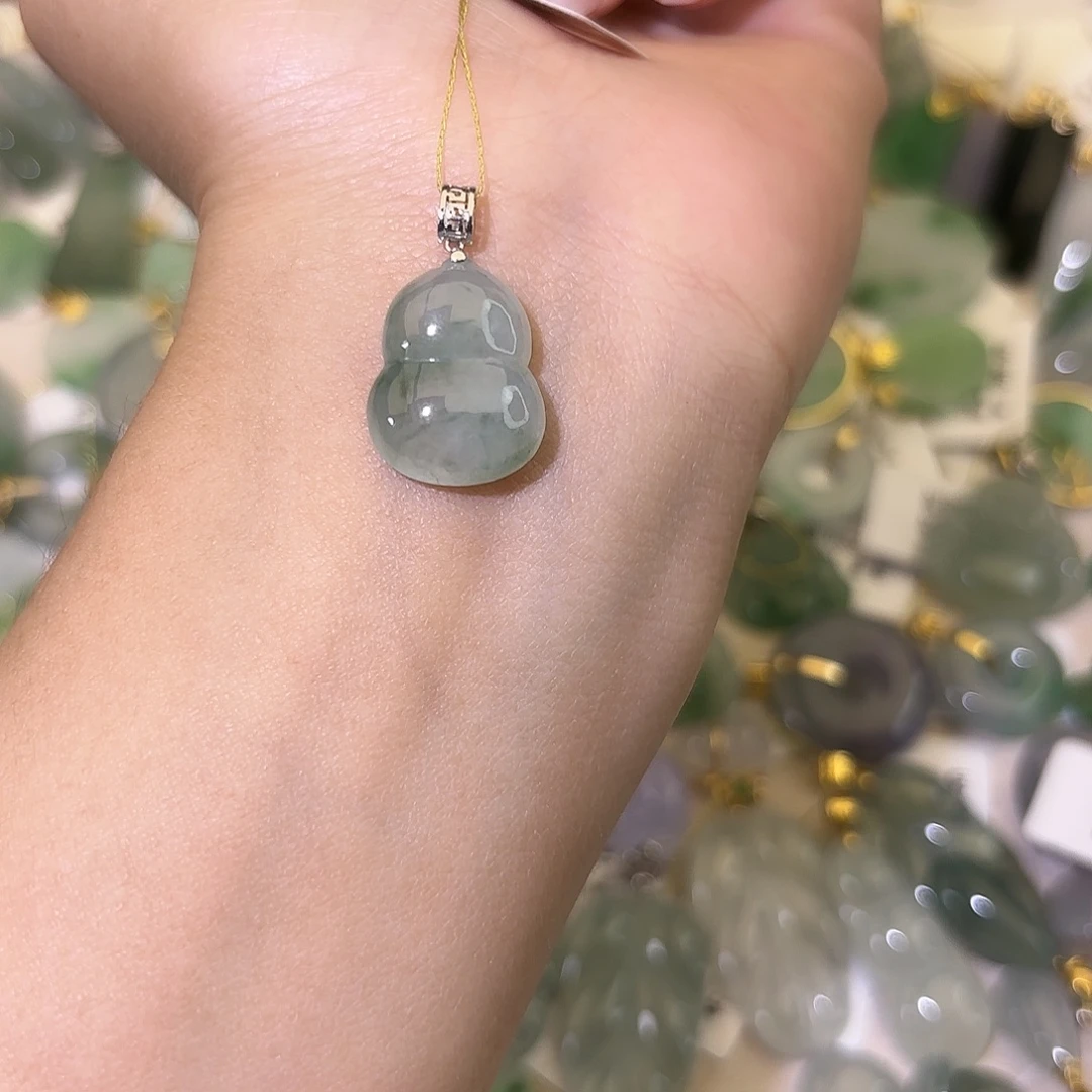 银***元翡翠18K金镶嵌颈饰葫芦