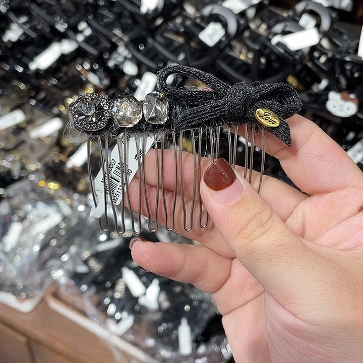 皮质铁合金深色梳子