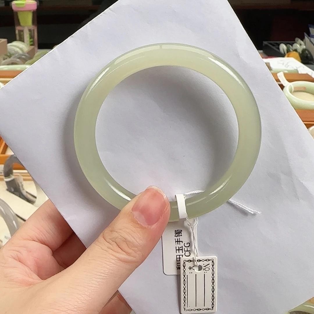 和田玉未镶嵌手镯56极强荧光