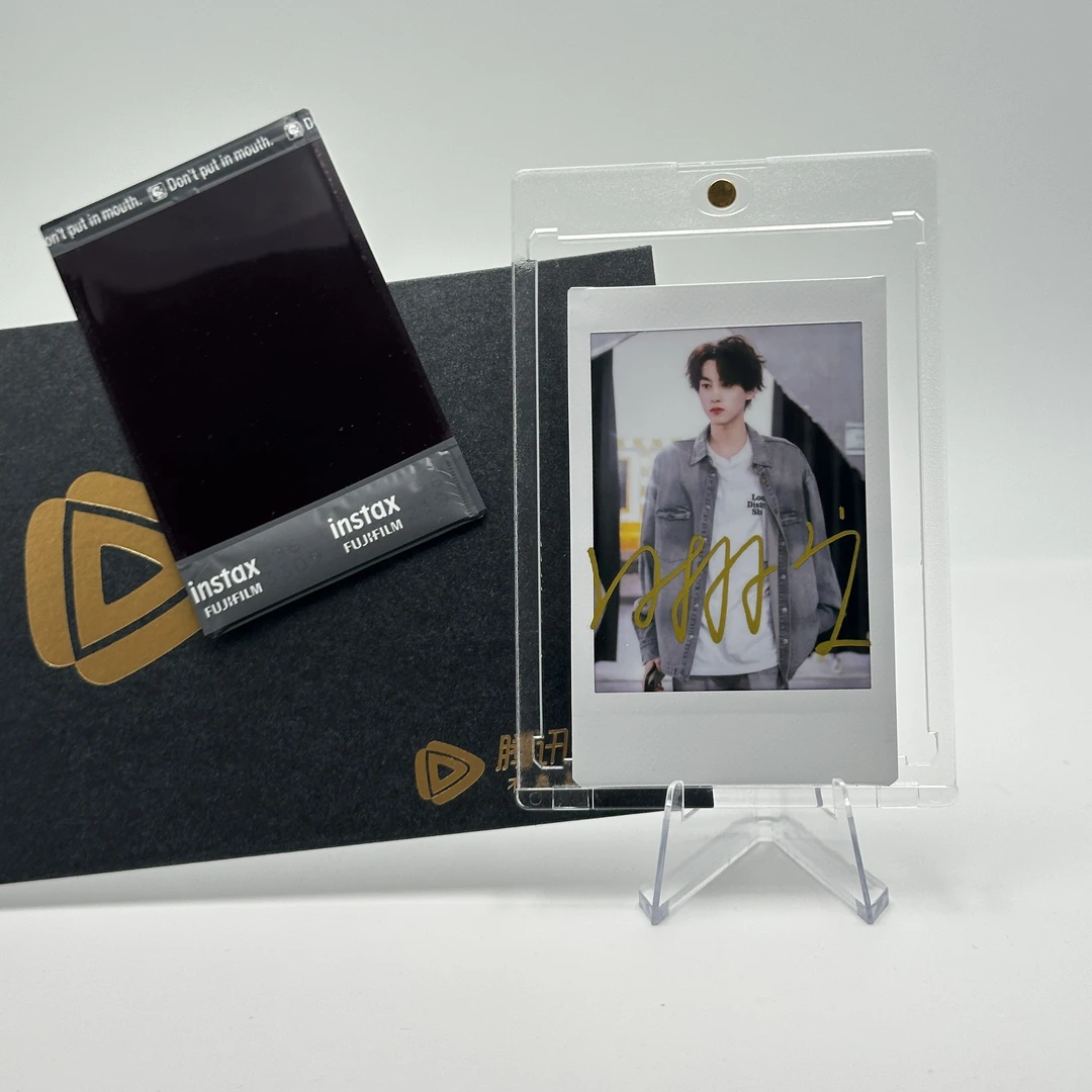 E8880【田栩宁】 签名正品拍立得照片  白边