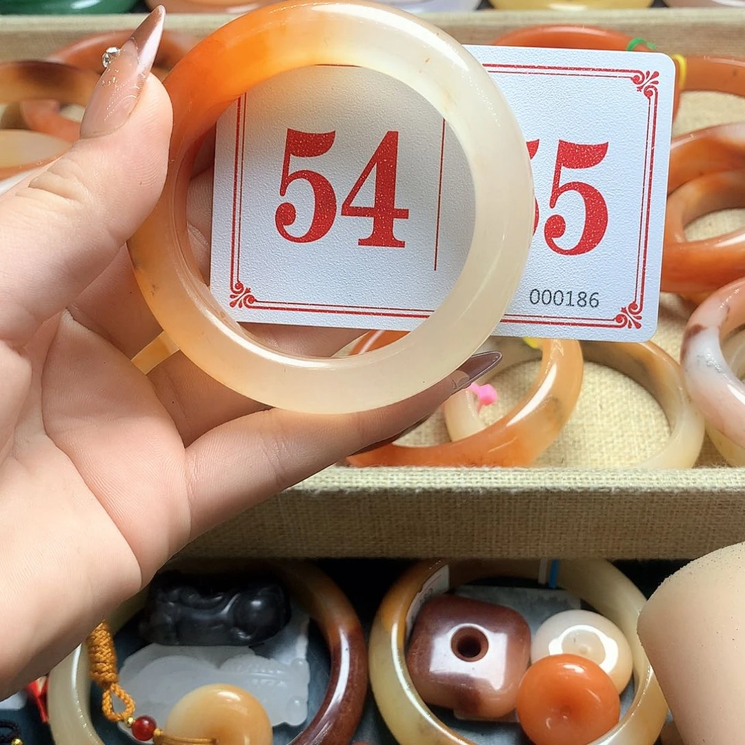 未镶嵌石英质玉（黄龙玉）手镯