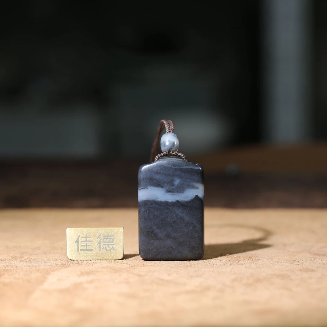 【佳德】40克新疆和田玉青花无事牌《一线天》苏州精手工磨制天然玉石