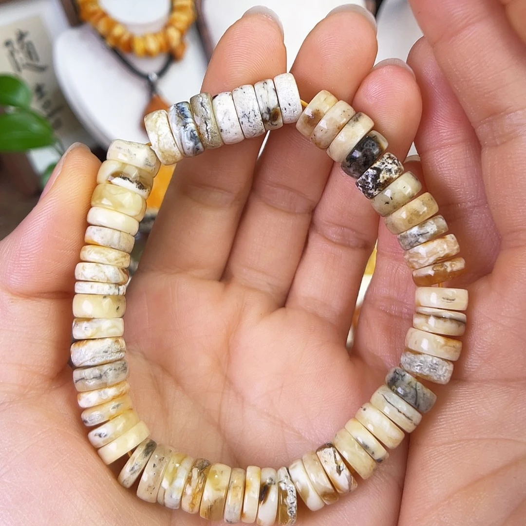 琥珀珠宝奇石未镶嵌。