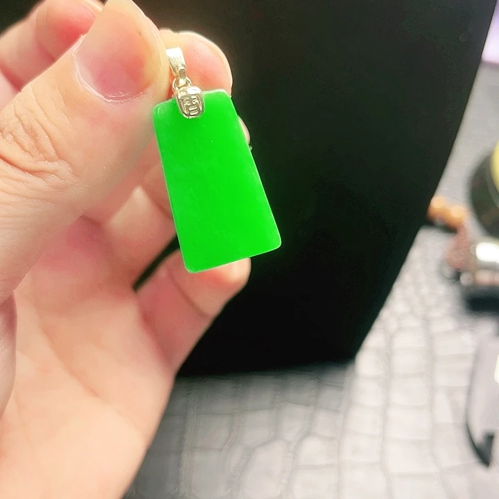 颈饰18K金镶嵌翡翠