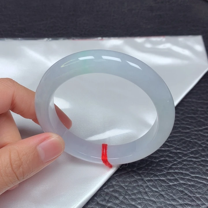 翡翠手镯未镶嵌70。