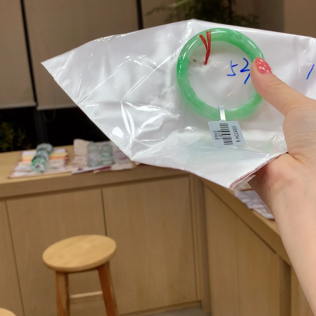 翡翠手镯未镶嵌不退不换